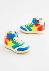 Bunte High-Top-Sneaker mit einer Mischung aus blauen, roten, grünen, gelben und orangefarbenen Texturen, verziert mit Sternelementen und beigen Schnürsenkeln.