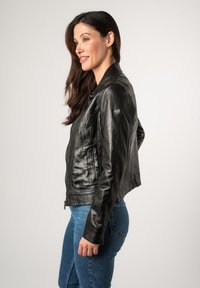 Zwarte leren motorjacket met een slim fit ontwerp, voorzien van ritssluiting, zijzakken en een gladde, licht gestructureerde afwerking.