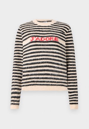 Gestreepte trui in zwart en room met een fuzzy textuur. Heeft een ronde halslijn en het woord "J'ADORE" in rode breiwerk op de voorkant.