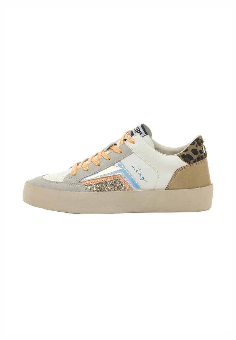 Zapatillas con parte superior de cuero blanco, puntera de ante gris, acento de purpurina, cordones naranjas, talón tostado y detalle de print de leopardo en la parte trasera.