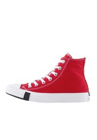 Sneaker alta rossa in tela, con lacci bianchi, punta in gomma e accento nero sul tallone. Presenta cuciture a contrasto.
