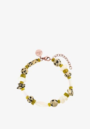 Perlenarmband mit cremefarbenen und grünen Steinen mit schwarzen Sprenkeln, durchsetzt mit transparenten und opaken Akzenten sowie einem roségoldenen Verschluss.