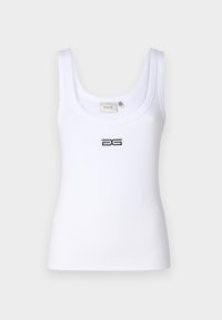 Vit ribbad linne med breda axelband, rundad halsringning och liten svart "DG"-logga centrerad på bröstet.