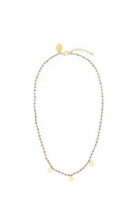 Halskette in Goldfarbe mit einer Reihe von kleinen Perlen in Blau und Pink, die drei kleine Herz-Anhänger enthält. Verstellbare Kette für die Länge.