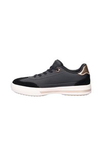 Zwarte lage sneaker met witte zool, geperforeerde zijpanelen, zwarte veters en een metallic bronzen hakaccent.