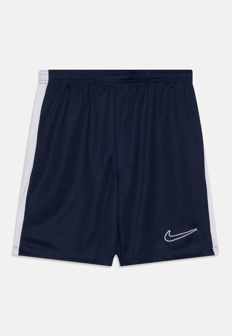 Pantalones cortos deportivos azul marino con franjas blancas laterales, cintura elástica y logo blanco de Nike en el lado derecho frontal, textura de tela suave.