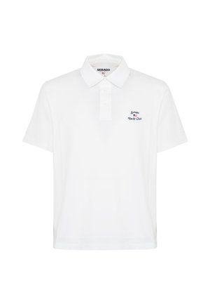 Polo bianca a maniche corte con colletto e tre bottoni, con un piccolo logo blu navy "Sebago Yacht Club" sul petto sinistro.