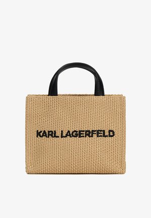 Béžová tkaná kabelka s čiernymi rukoväťami a výrazným čiernym logom "KARL LAGERFELD" umiestneným v strede na prednej strane.