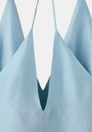 Hellblaues ärmelloses Kleid mit tiefem V-Ausschnitt und dünnen, verstellbaren Schulterriemen, hängt vor weißem Hintergrund.