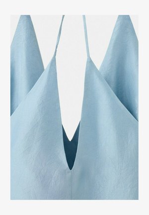 Svetlo modra obleka brez rokavov z globokim V-izrezom in tankimi nastavljivimi naramnicami, obešena na belem ozadju.