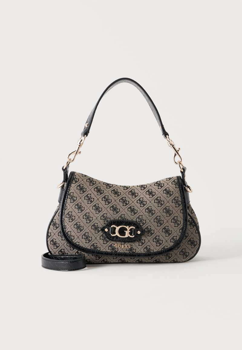 Petit sac à main Guess beige et noir avec motif monogramme, bordure noire, ferrures dorées, poignée supérieure et bandoulière amovible.