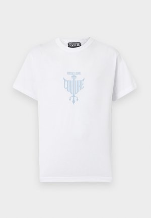 Biele tričko s krátkym rukávom so svetlomodrým logom "Versace Jeans Couture" a grafikou trojzubca umiestnenou v strede na hrudi.