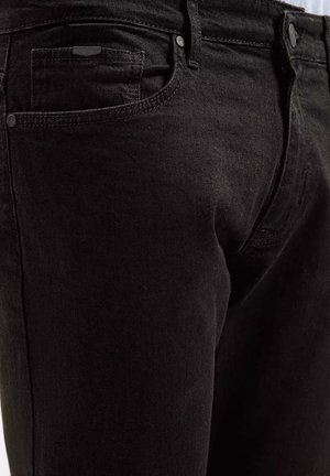 Czarne dżinsy o slim fit, z przednią kieszenią, szlufkami na pasek i gładką fakturą. Wzmocnione szwy zapewniają trwałość.