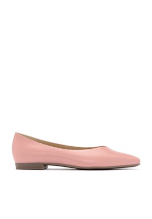 Roze leren ballerina met lage hak en afgeronde neus, zijaanzicht op een witte achtergrond.