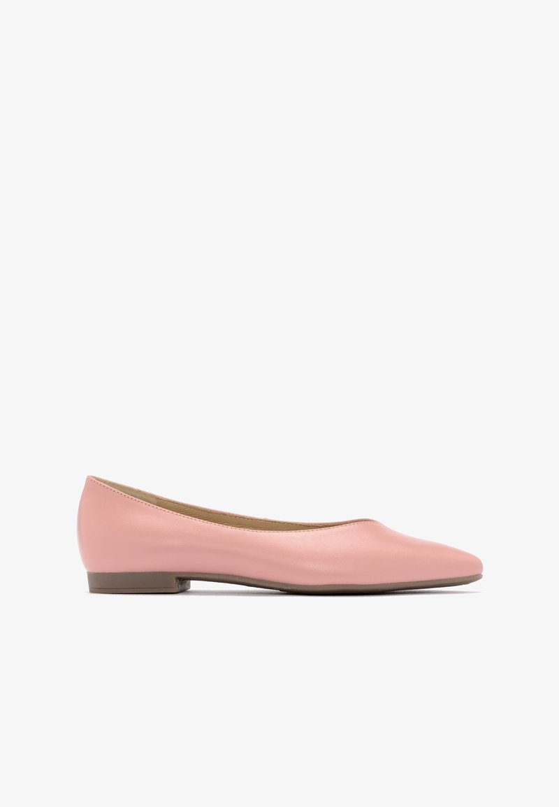 Ballerine en cuir rose avec petit talon et bout arrondi, vue de profil sur fond blanc.
