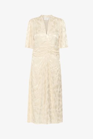 Krém színű ruha texturált felülettel, rövid ujjakkal, V-nyakkal és a deréknál ráncolt részletekkel. Félhosszan tervezett.