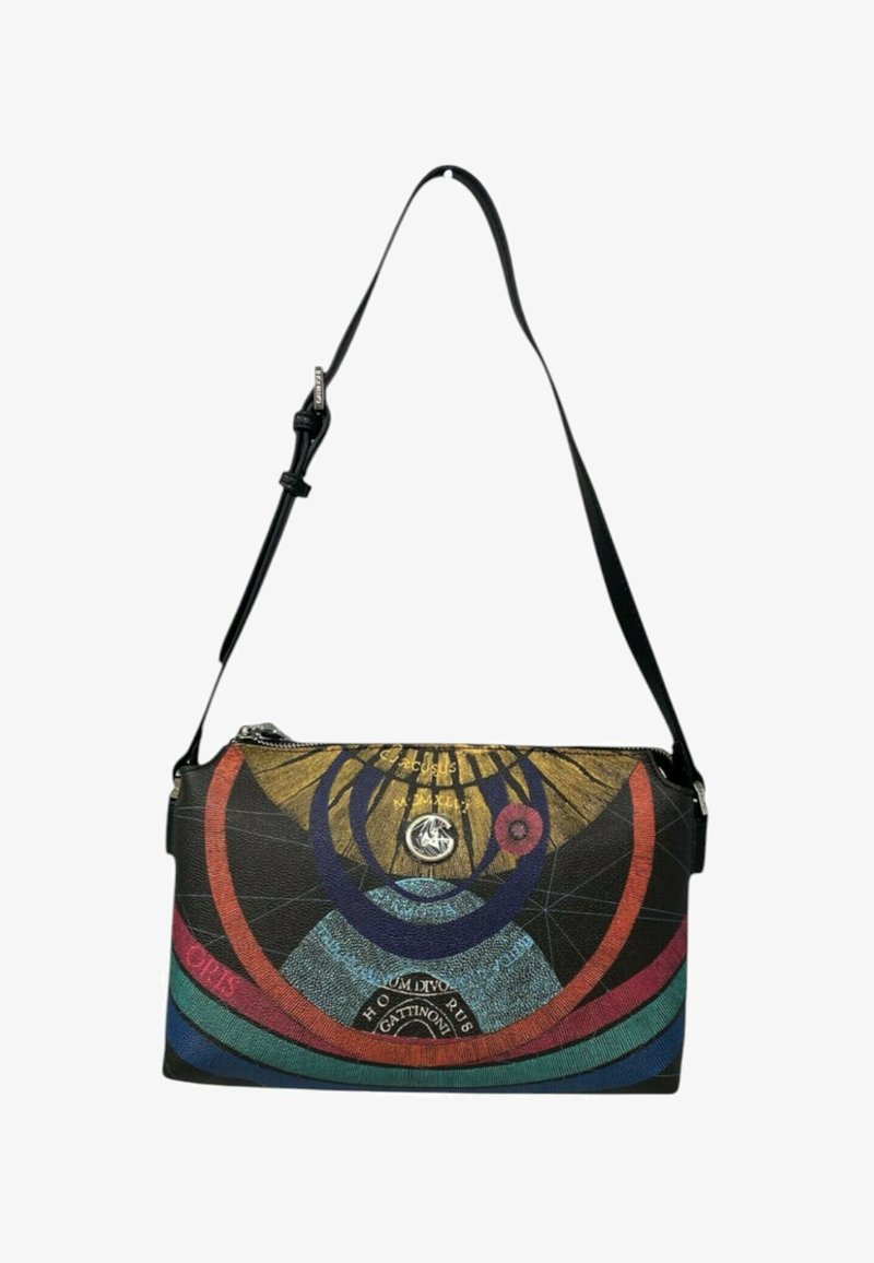 Bolso negro de hombro que presenta un diseño gráfico colorido con patrones circulares, tejido texturizado y un acento de logo plateado en la parte frontal.