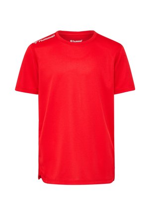 T-shirt de sport rouge en tissu léger et respirant. Il présente un col rond, des manches courtes et des accents de logo contrastants sur l'épaule.