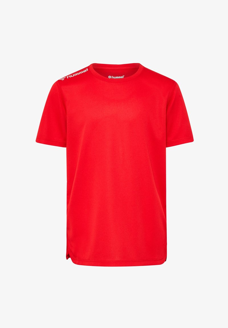 Rød atletisk T-shirt lavet af letvægts, åndbart stof. Har rund hals, korte ærmer og kontrasterende logo-detaljer på skuldrene.