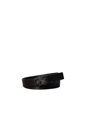 Ceinture en cuir noir avec une boucle métallique "cK" noire mate, roulée avec des trous visibles et une seule boucle de ceinture.