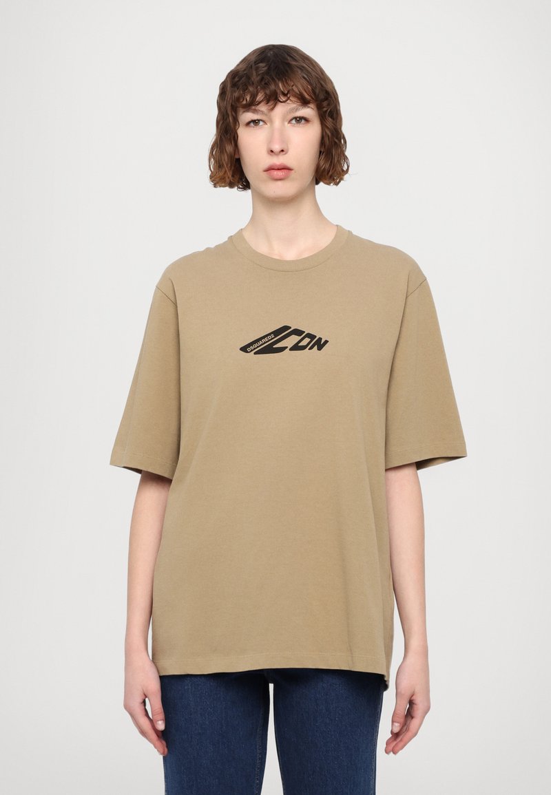 Khaki oversized t-shirt van katoen, met korte mouwen en een zwart logo op de borst. Eenvoudig, relaxed ontwerp.