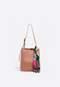 Hellbraune Leder-Eimer-Handtasche mit einem verstellbaren Trageriemen. Ausgestattet mit einem bunten, gemusterten Seidentuch, das am Griff gebunden ist. Minimalistische Markenpräsenz.