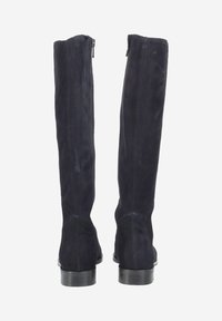 Bottes jusqu'au genou en daim bleu marine foncé avec une texture lisse, dotées d'une fermeture éclair à l'arrière et d'un petit talon carré pour plus de stabilité.