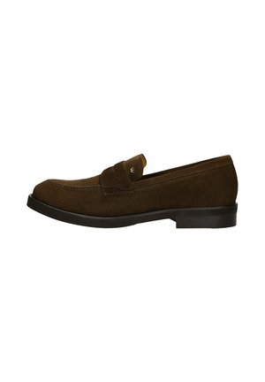 Mocassin en daim marron foncé avec un petit talon, un bout arrondi et une bride penny sur le dessus, présenté de profil sur fond blanc.