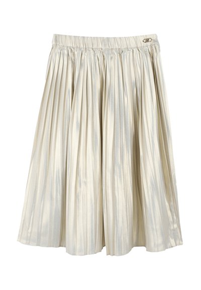 Jupe plissée en satin beige clair, dotée d'une taille élastique et d'un petit logo métallique sur le côté. Texture lisse avec des lignes verticales.