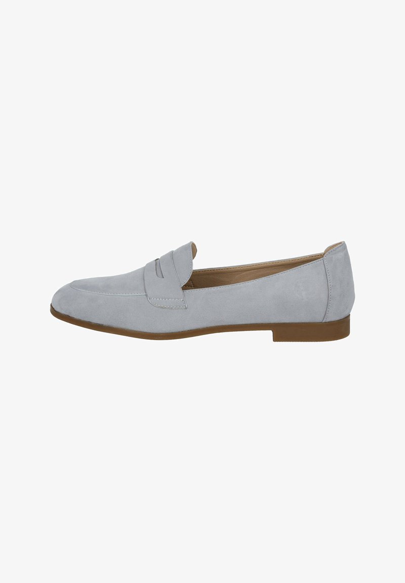 Mocasines de ante gris con punta redondeada y sutiles detalles de costura. Suela de goma plana con una textura suave, adecuados para un uso informal.