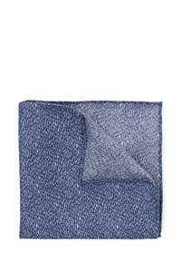 Granatowy szal we wzory z tkanym wykończeniem i białymi akcentami. Tkanina ma lekko przezroczystą strukturę i złożony róg.