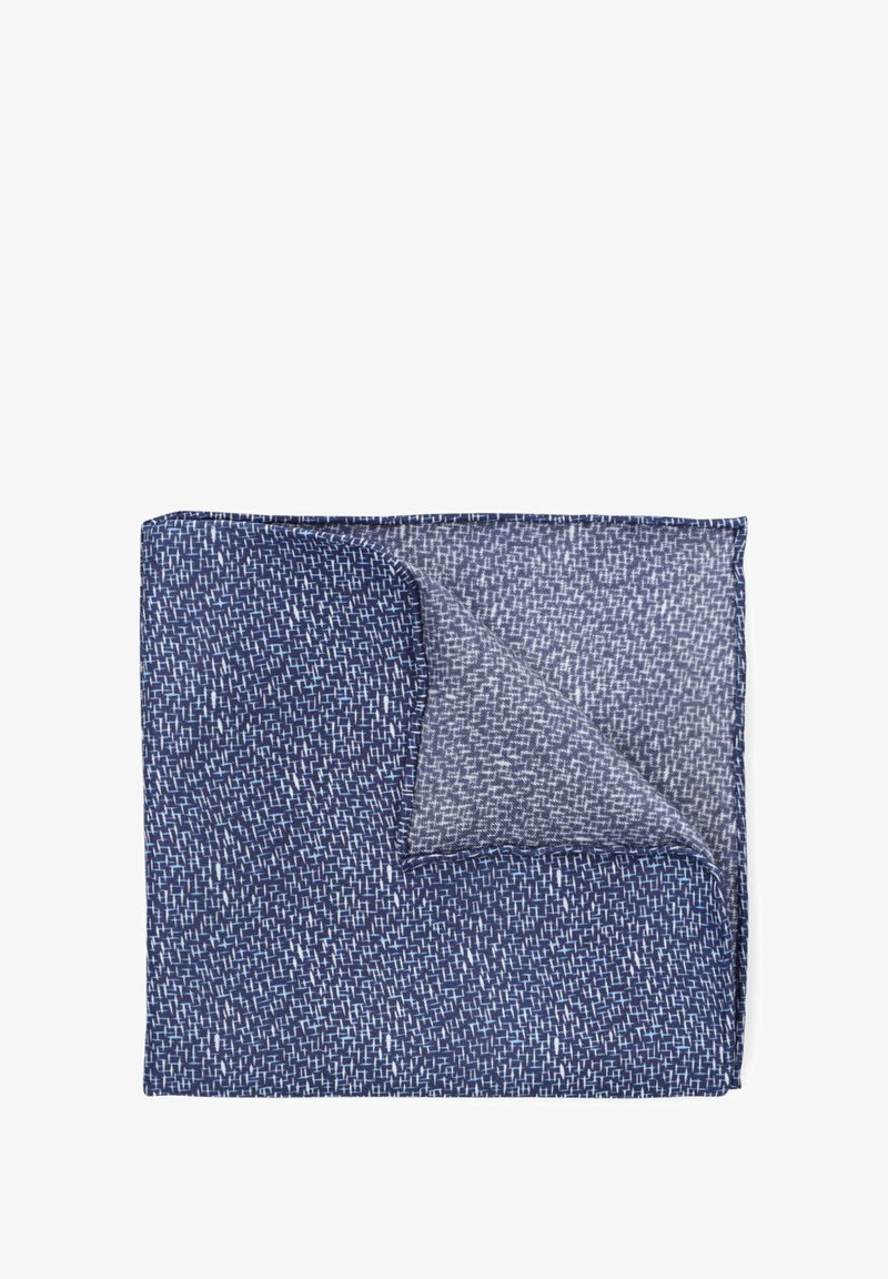 Granatowy szal we wzory z tkanym wykończeniem i białymi akcentami. Tkanina ma lekko przezroczystą strukturę i złożony róg.