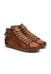Scarpe alte in pelle marrone con occhielli dorati, fodera interna a motivo multicolore contrastante e dettaglio con fibbia laterale. Suola in gomma piatta.
