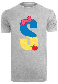 Pelēks kokvilnas T-krekls ar lielu zilu un dzeltenu burtu "S", kas rotāts ar rozā loku un sarkanu ābolu grafiku, kas novietots vienkāršā dizainā.