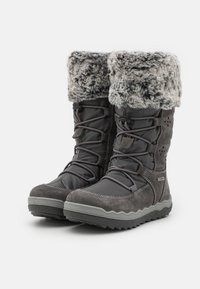 Botas de invierno grises con un puño de piel sintética, parte delantera con cordones y una suela de goma resistente. Presenta una mezcla de materiales lisos y texturizados.