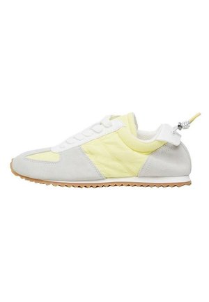 Niskoprofilowy sneaker z jasnosłółtym materiałem, szarymi zamszowymi akcentami, białymi sznurowadłami i gumową podeszwą, pokazany z boku na białym tle.