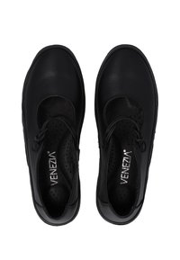 Schwarze Lederschuhe mit runder Spitze, weicher Textur und perforierter Fütterung. Mit einem zentralen Ausschnitt-Design und verstellbarem Schnürsenkel oben.