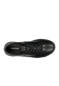 Baskets en cuir noir avec bout rond, design à lacets plat et semelle intérieure texturée. Présente un branding minimal et une finition lisse.