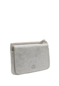 Portefeuille paillettes argentées en matériau synthétique texturé, doté d'une fermeture éclair et d'une marque en relief sur le devant. Forme rectangulaire compacte.