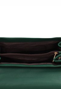 Borsa a mano in pelle verde con finitura testurizzata, dotata di tasca con zip e ampio interno foderato con tessuto scuro e motivo logo.