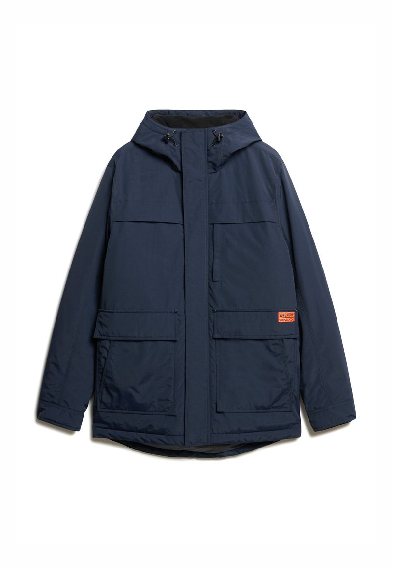 Marineblauwe parka jas met een capuchon, uitgerust met twee borstzakken en een onderzak met klep, gemaakt van waterafstotende stof, en inclusief elastische trekkoorden.
