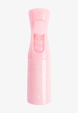 Bouteille vaporisateur rose avec une finition brillante, dotée d'un pulvérisateur à gâchette et d'une section transparente pour voir le contenu. Logo gravé : "brushworks."