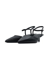 Scarpe slingback in pelle nera con punta affilata e sottile cinturino alla caviglia, caratterizzate da un tacco basso e una texture liscia. Design semplice e minimalista.