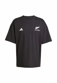 Černé tričko s krátkým rukávem z bavlny. Obsahuje bílé logo "All Blacks" a pruhy Adidas na levé straně hrudi. Uvolněný střih a kulatý výstřih.