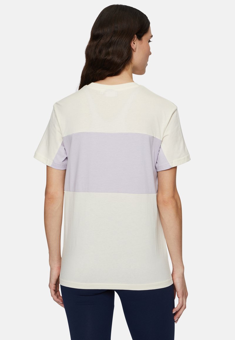 T-shirt à manches courtes en crème avec un design en blocs de couleur lavande, présentant une coupe décontractée et un tissu en coton doux. La vue de dos met en avant des rayures horizontales.