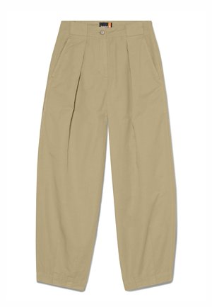 Pantalones de cintura alta en beige con pliegues, bolsillos laterales, cierre con botón y cremallera, y piernas anchas y cónicas.