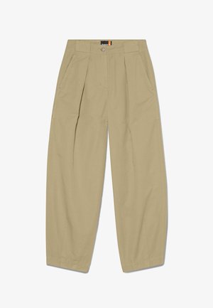 Pantalones de cintura alta en beige con pliegues, bolsillos laterales, cierre con botón y cremallera, y piernas anchas y cónicas.