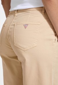 Guess Jeans WIDE  - Široke nogavice - beige