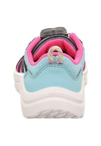 Tył sportowych butów z różowym i jasnoniebieskim wierzchem, teksturowanym materiałem, uchwytem oraz białą gumową podeszwą.