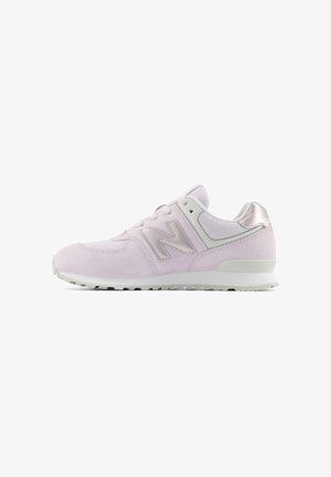 Sneaker New Balance rosa chiaro con tomaia in suede e mesh, chiusura con lacci e suola bianca su sfondo bianco.